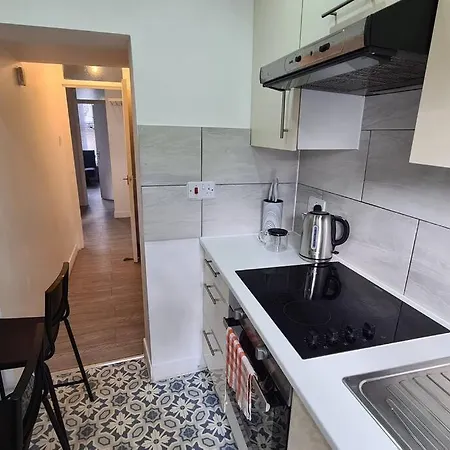 Beethoven St One Bedroom Flat - 3 Beds Up To 4 Adults London