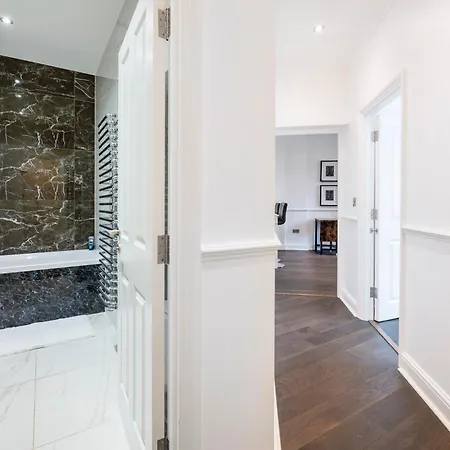 High End Two Bedroom Apartment, Covent Garden Apartment London