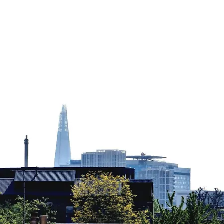 Evo View - 1 Bed - Stunning Views 3 Mins Walk Mile End Station Apartment *