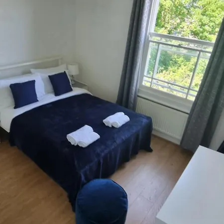 Evo View - 1 Bed - Stunning Views 3 Mins Walk Mile End Station Apartment