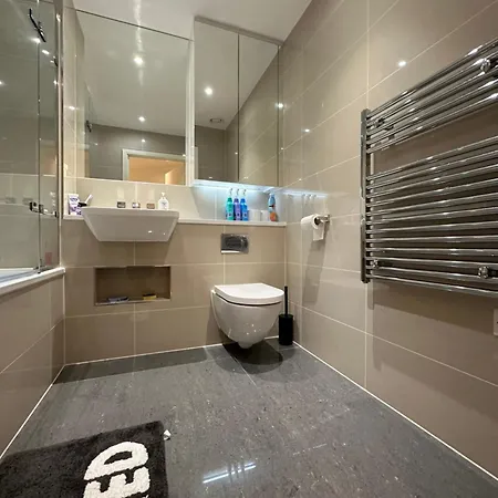 Apartment Sleek City Haven: Central Gem Croydon