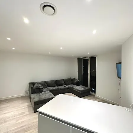 Apartment Sleek City Haven: Central Gem *