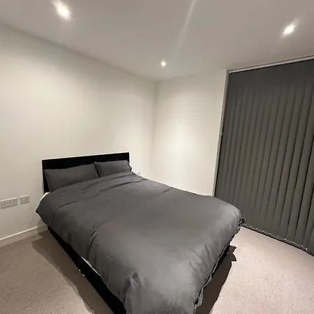 Sleek City Haven: Central Gem Apartment Croydon