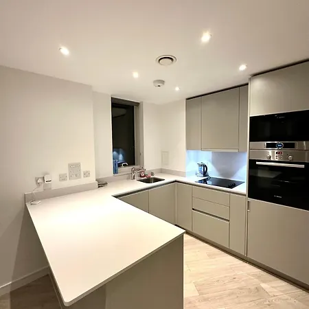 Sleek City Haven: Central Gem *