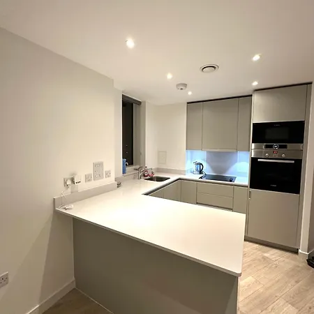 Apartment Sleek City Haven: Central Gem Croydon