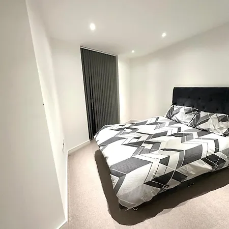 Sleek City Haven: Central Gem *