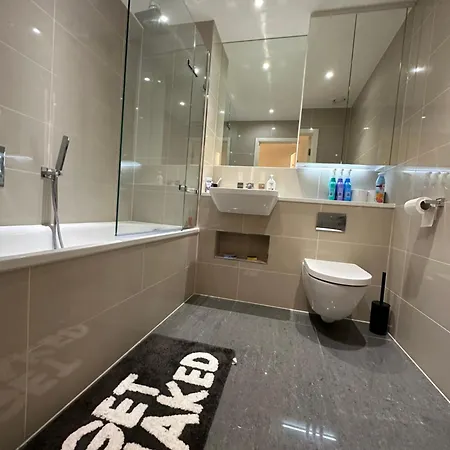 Sleek City Haven: Central Gem Croydon