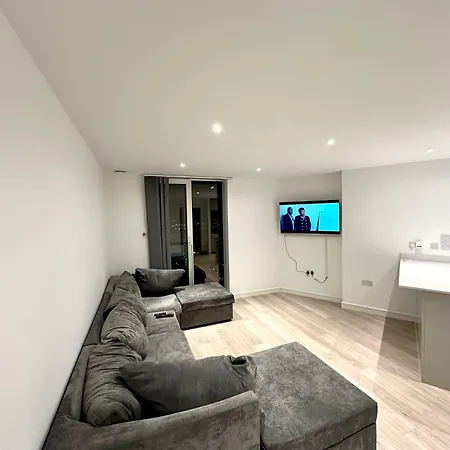 Sleek City Haven: Central Gem Croydon