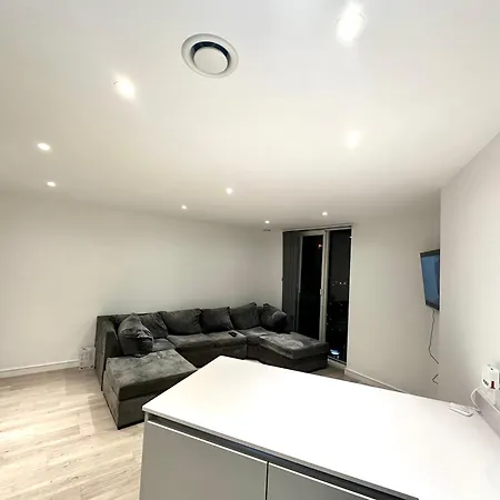 Sleek City Haven: Central Gem Apartment
