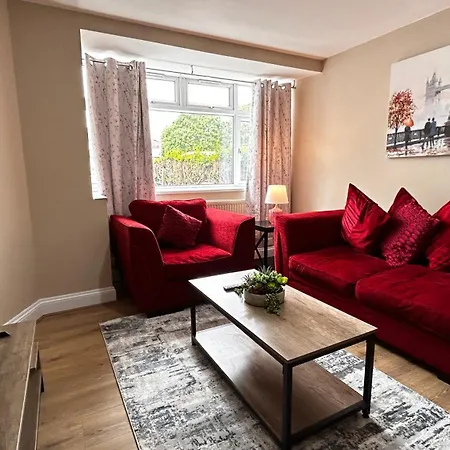 Free Parking 2 Bed Flat Near Heathrow Airport