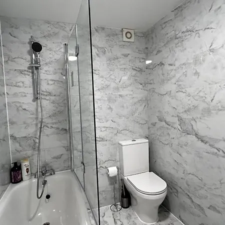 Free Parking 2 Bed Flat Near Heathrow Airport *