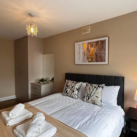 Apartment Free Parking 2 Bed Flat Near Heathrow Airport
