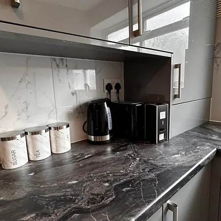 Free Parking 2 Bed Flat Near Heathrow Airport *