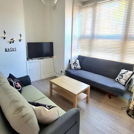 Beethoven St One Bedroom Flat - 3 Beds Up To 4 Adults Apartment