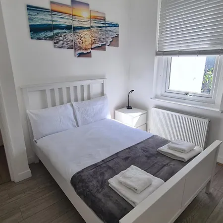 Beethoven St One Bedroom Flat - 3 Beds Up To 4 Adults Apartment London