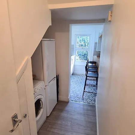 Beethoven St One Bedroom Flat - 3 Beds Up To 4 Adults
