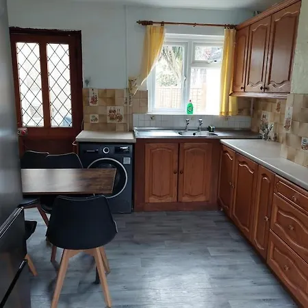 Lovely 3 Bed Terraced Family House * Kew
