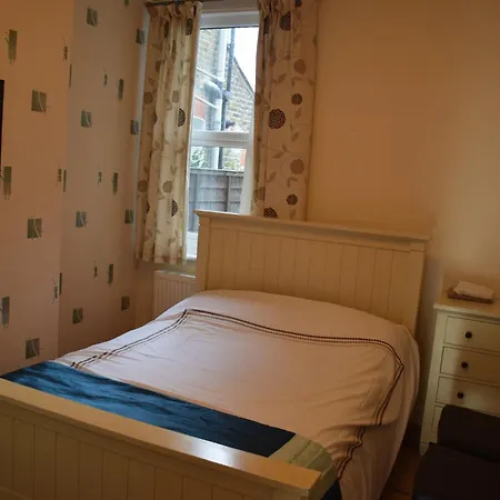 Bedroom Flat Colliers Wood