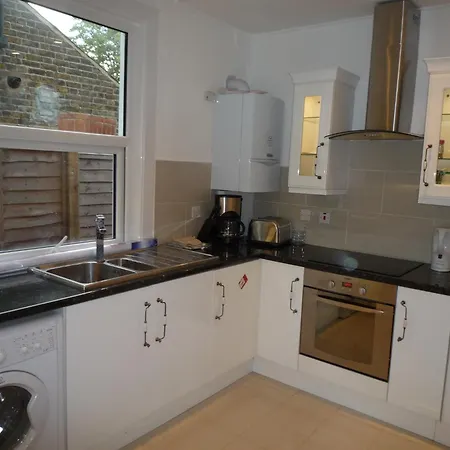 Bedroom Flat Colliers Wood Apartment London