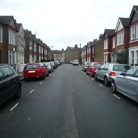 Bedroom Flat Colliers Wood *