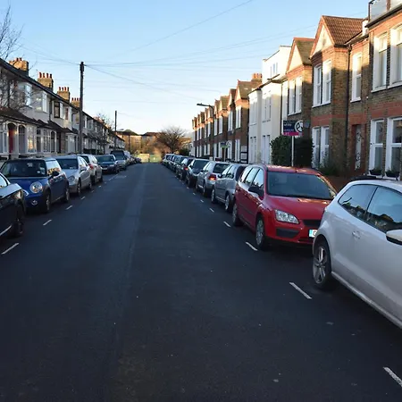 Apartment Bedroom Flat Colliers Wood *