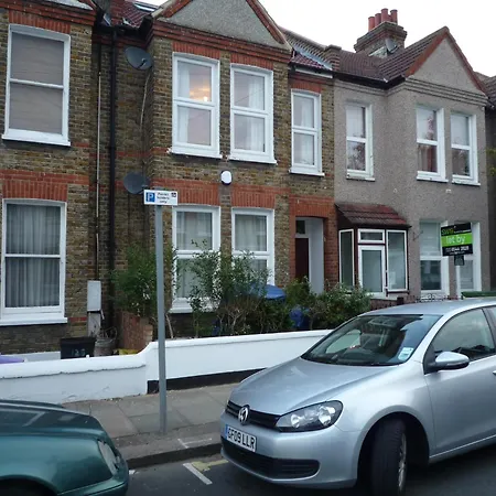 Bedroom Flat Colliers Wood London