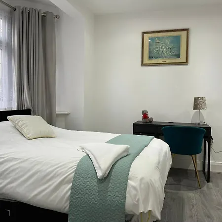 Inviting 2-bed In * Ilford