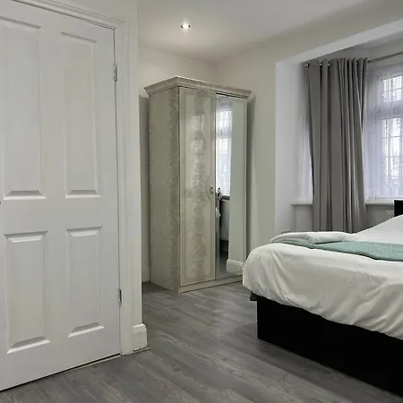 Inviting 2-bed In * Ilford