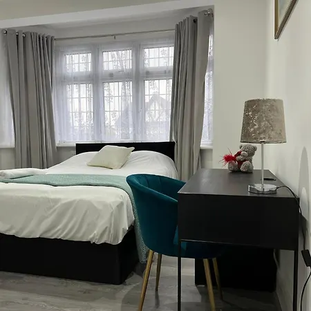 Inviting 2-bed In Apartment Ilford