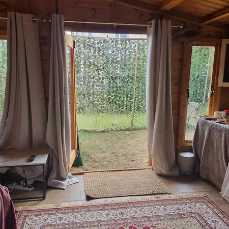 Cosy With Free Parking Near London