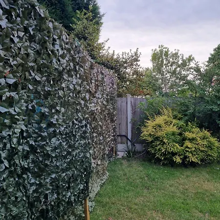 Cosy With Free Parking Near London Holiday home