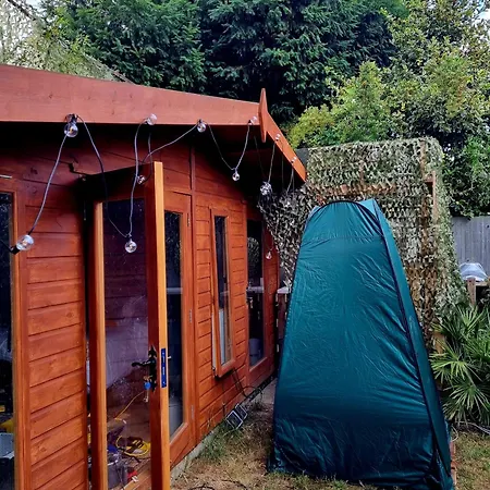 Cosy With Free Parking Near London *