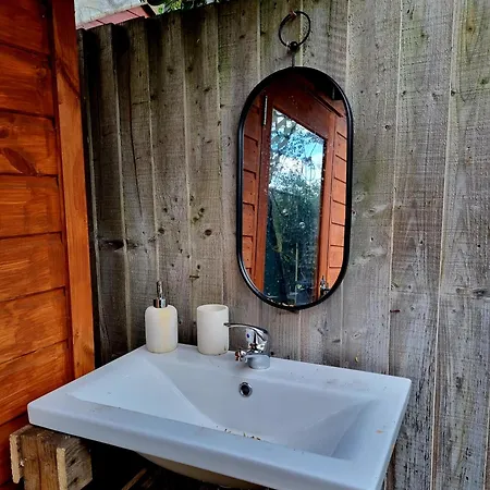 Holiday home Cosy With Free Parking Near London *
