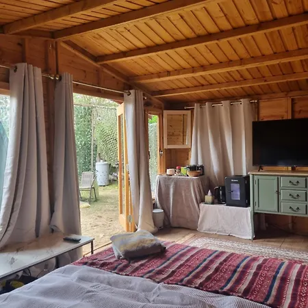 Cosy With Free Parking Near London Holiday home