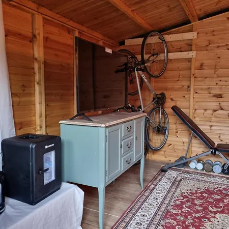 Cosy With Free Parking Near London Holiday home *