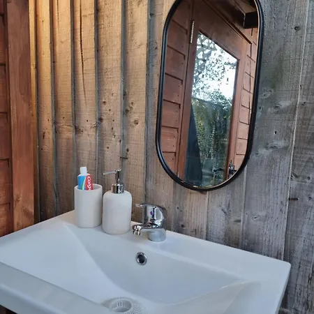 Cosy With Free Parking Near London Holiday home