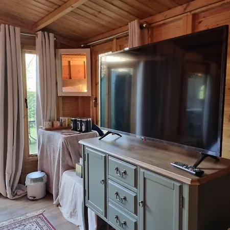 Cosy With Free Parking Near London Holiday home *