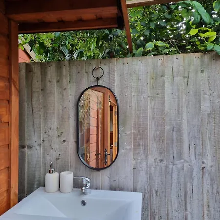 Holiday home Cosy With Free Parking Near London