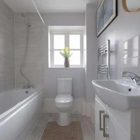 Lovely 2 Bedroom With River & View * London