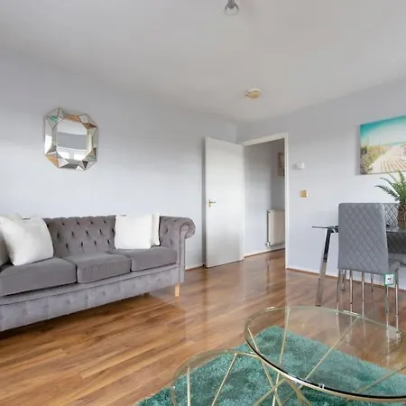 Lovely 2 Bedroom With River & View Apartment