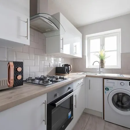 Lovely 2 Bedroom With River & View Apartment