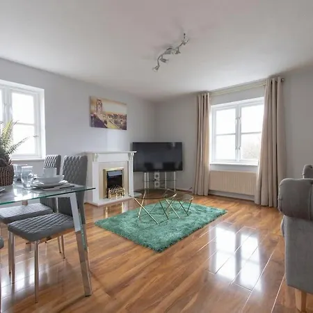Lovely 2 Bedroom With River & View Apartment *