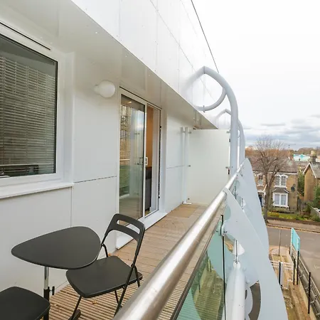 Skyvillion - Cozy In Town With Free Parking & Wifi Apartment Enfield