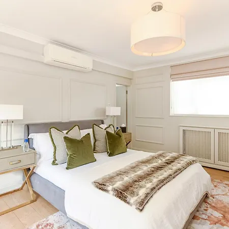 Buckingham & Lloyds 5*