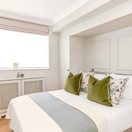 Buckingham & Lloyds 5*