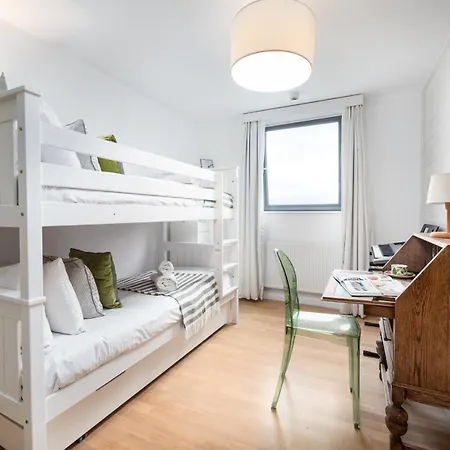 Two Bedroom Flat With Balcony In Central Wimbledon Apartment London