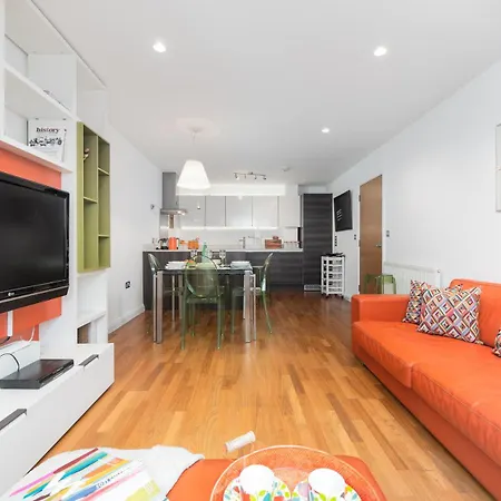 Two Bedroom Flat With Balcony In Central Wimbledon