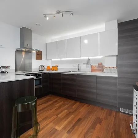 Apartment Two Bedroom Flat With Balcony In Central Wimbledon London