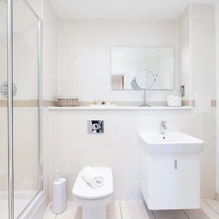 Two Bedroom Flat With Balcony In Central Wimbledon London