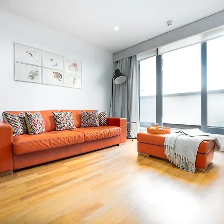 Two Bedroom Flat With Balcony In Central Wimbledon Apartment *